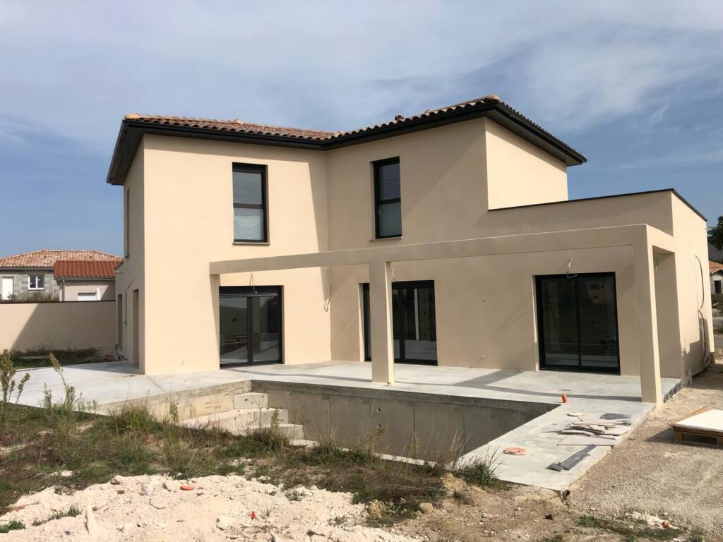 Villa neuve sur brique. Enduit en 2 passe - Finition graté teinte 030 beige orange